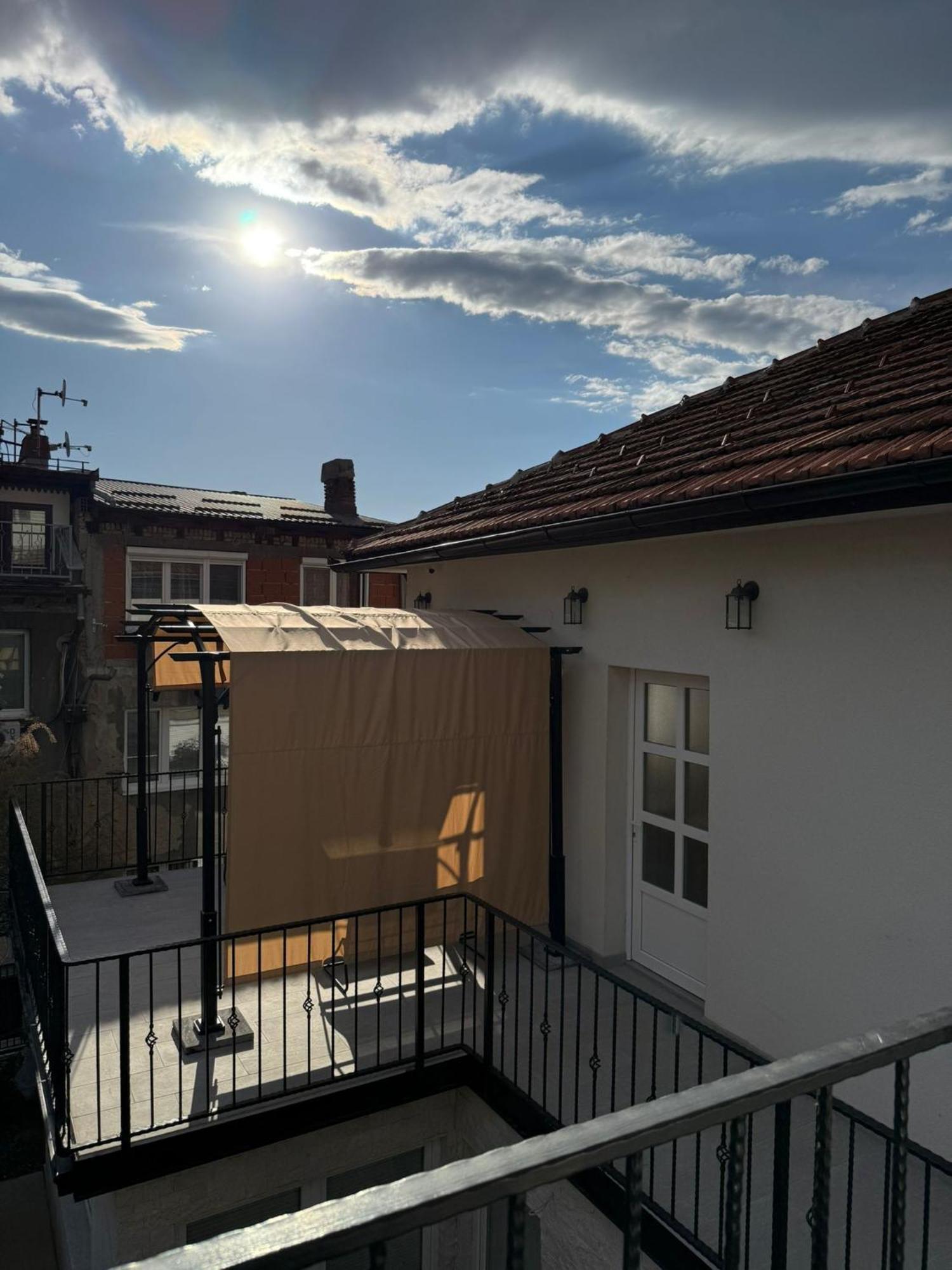 Apartment 528